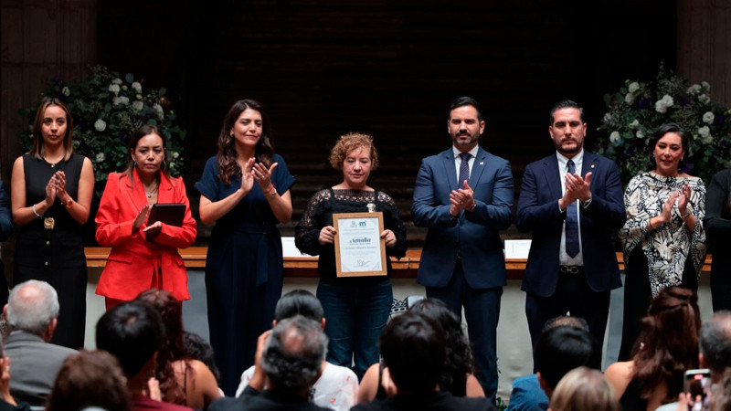 Entrega Gobierno de Alfonso Martínez, Presea Amalia Solórzano a Verónica Villaseñor 
