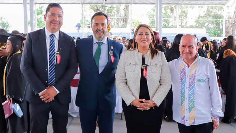 “Uno no termina un ciclo, sino que inicia nuevos retos”: Alma Mireya González acompaña clausura de generación en el Cobaem Quiroga 