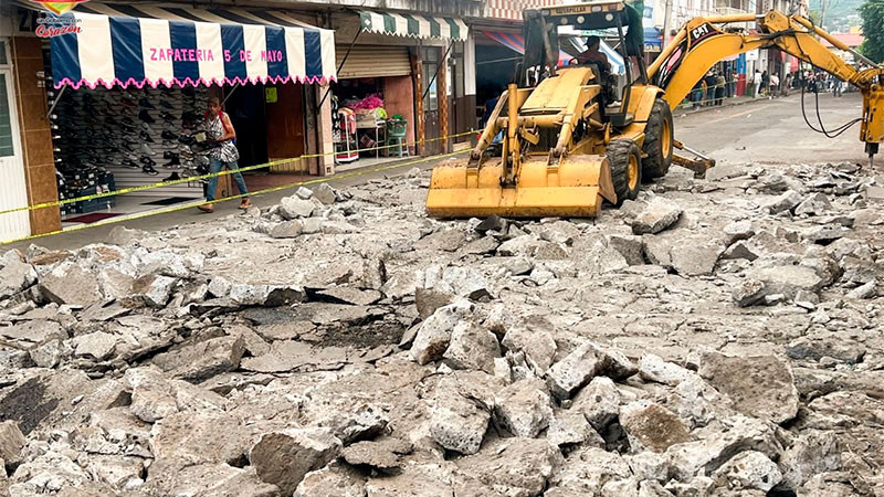 Arrancan obras en la calle 5 de Mayo de Los Reyes, Michoacán 