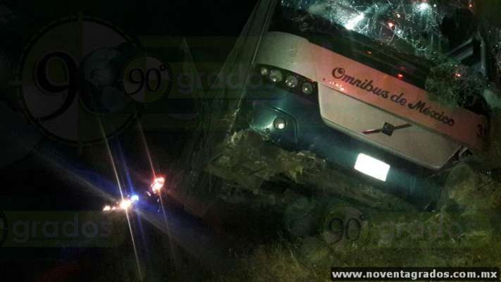 31 heridos deja choque de autobús y camioneta en Ecuandureo, Michoacán - Foto 0 