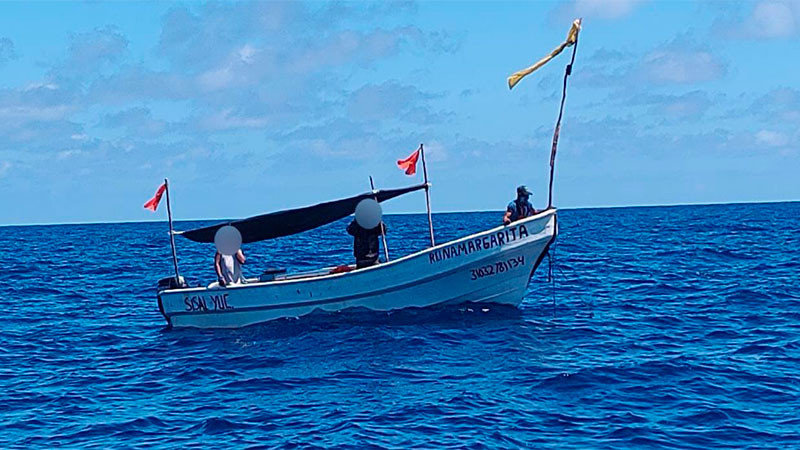 Rescatan con vida a tres pescadores de una embarcación que estaba pérdida en Yucatán 