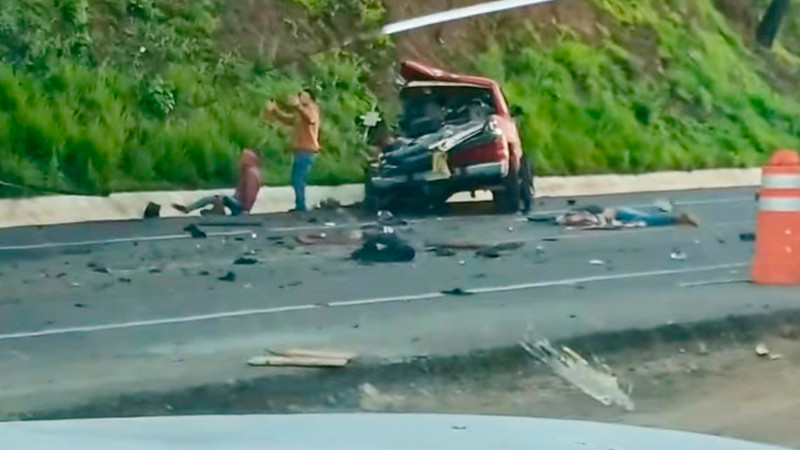 Michoacán: Choque en la Autopista Siglo XXI deja 6 cortadores de aguacate muertos y tres heridos