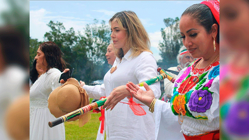 Diputada Brissa Arroyo recibe Bastón de Mando de los Pueblos Originarios 