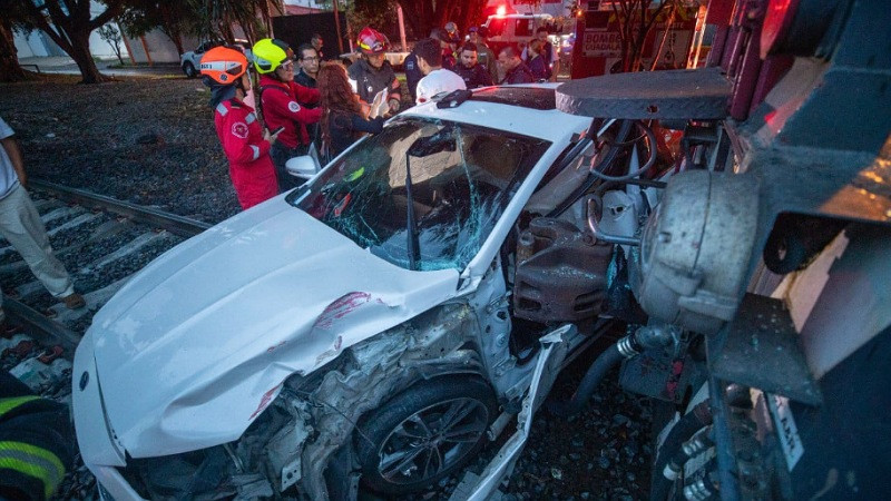 Intenta ganarle al tren y termina impactado en Guadalajara, Jalisco; hubo 2 lesionados  