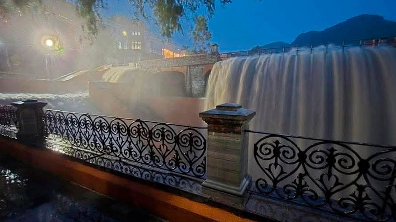Lluvias provocan inundación en la calle subterránea y desborde de presa en Guanajuato capital 