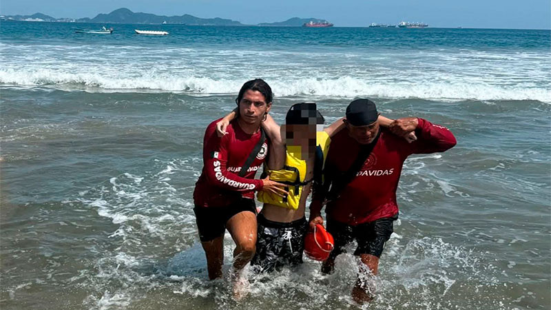 Salvan a tres turistas de Michoacán de ahogarse en playa de Manzanillo, Colima 