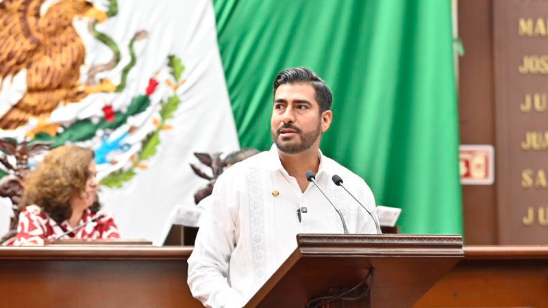 Reconocimiento legal y condiciones dignas para mujeres policías, propone Poncho Chávez 