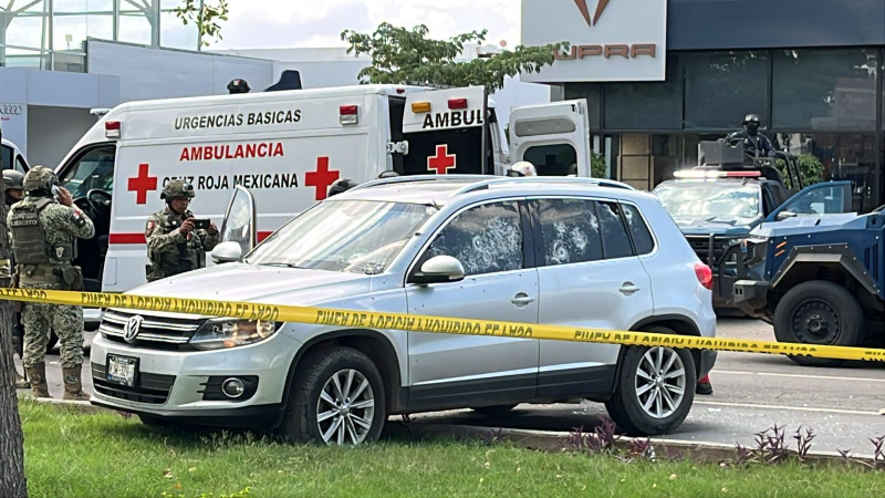 Revientan blindada y matan al comandante 'Nitro' en Culiacán, líder de Grupo Élite de la Policía de Sinaloa; su esposa resulta gravemente herida 