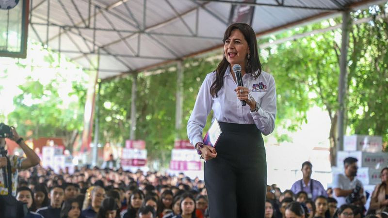 Gracias por el tercer ciclo escolar completo: Gabriela Molina 