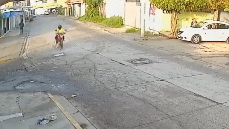 Perro a “exceso de velocidad” atropella a motociclista en Uruapan; video se hace viral 