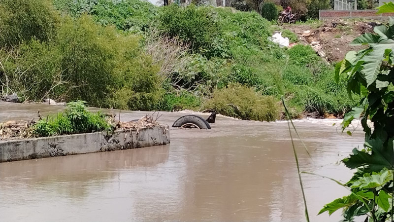 Autoridades esperarán que baje la corriente del río Laja para extraer tolva accidentada en Cortazar 