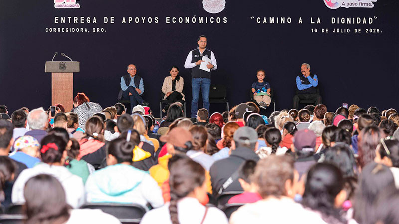 Presidente municipal de Corregidora entrega apoyos económicos a 627 personas con discapacidad 