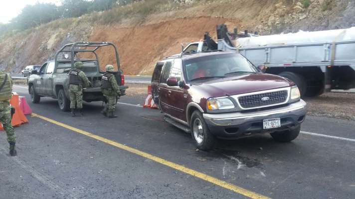 Choca camioneta del Ejército en Uruapan, Michoacán - Foto 1 