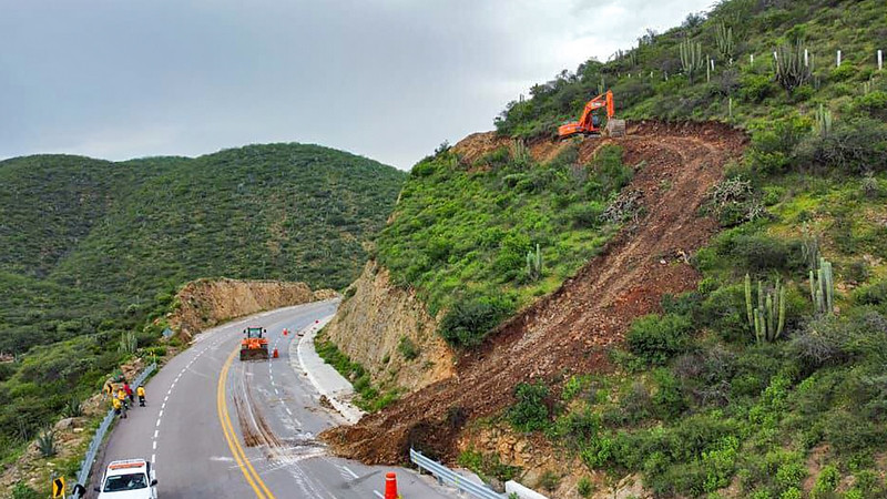 Realiza CEI Querétaro labores preventivas sobre taludes de la Carretera Estatal 100 