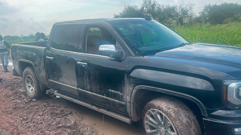 Aseguran camioneta de lujo y armamento en Apaseo el Grande, Guanajuato 