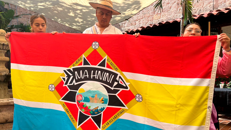 Con colores y símbolos ancestrales, Otomíes de Michoacán presentan su bandera 