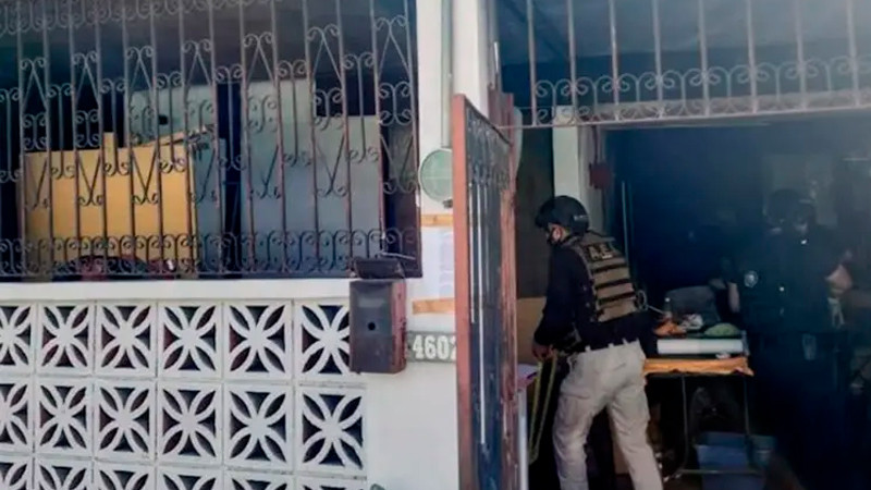 Cae presunto criminal que portaba chaleco del "Ejército", en Nuevo León; aseguran armas y estupefacientes 