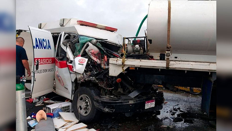 Aumenta a tres el número de muertos tras choque de ambulancia en la Morelia-Pátzcuaro 