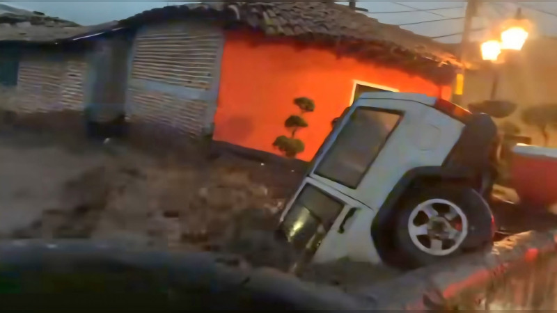 Tromba desborda arroyo en Ecuandureo, Michoacán; viviendas inundadas y vehículos arrastrados por la corriente 