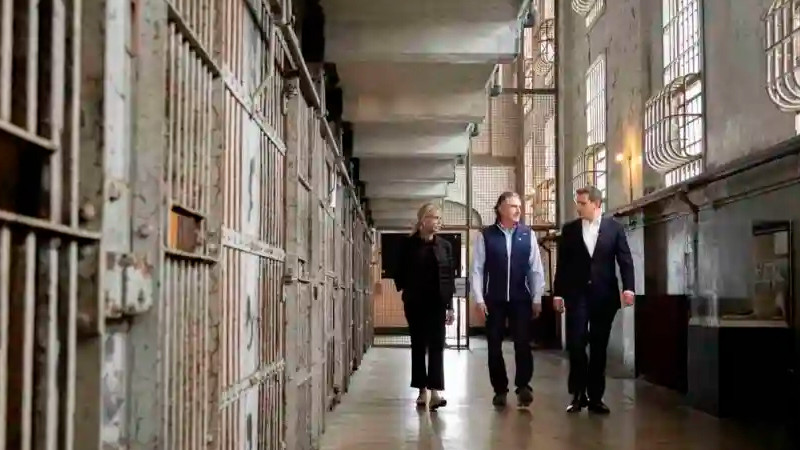 Autoridades de EEUU visitan Alcatraz, tras aprobación de reapertura 