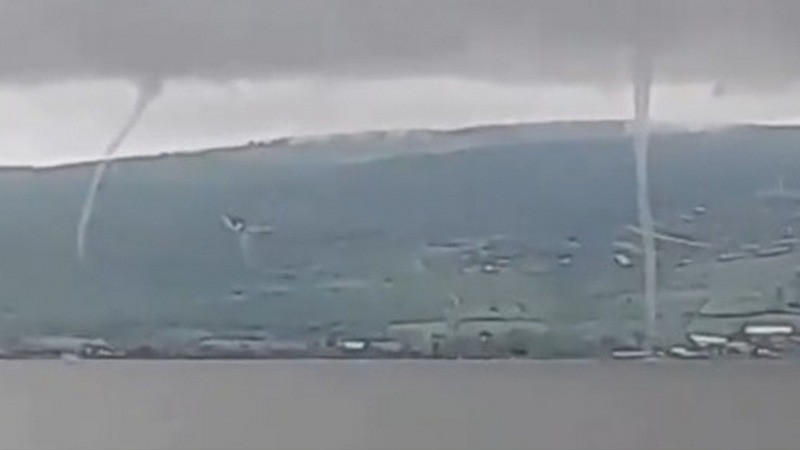 Formación de dos "culebras de agua" sorprende a habitantes cercanos al Lago de Chapala 