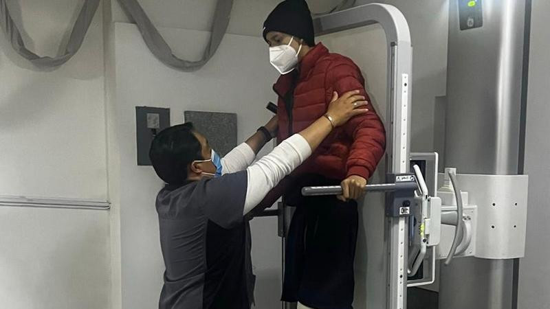 Especialistas del ISSSTE salvan extremidad de paciente con prótesis y procedimiento para congelar células cancerosas 