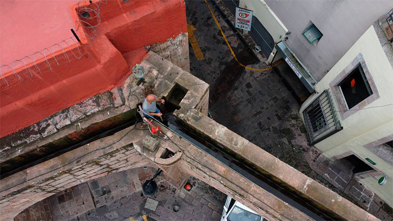 Gerencia del Centro Histórico da mantenimiento al Acueducto de Morelia 