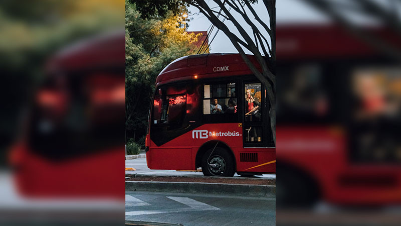 Deja 8 lesionados choque de Metrobús en CDMX  