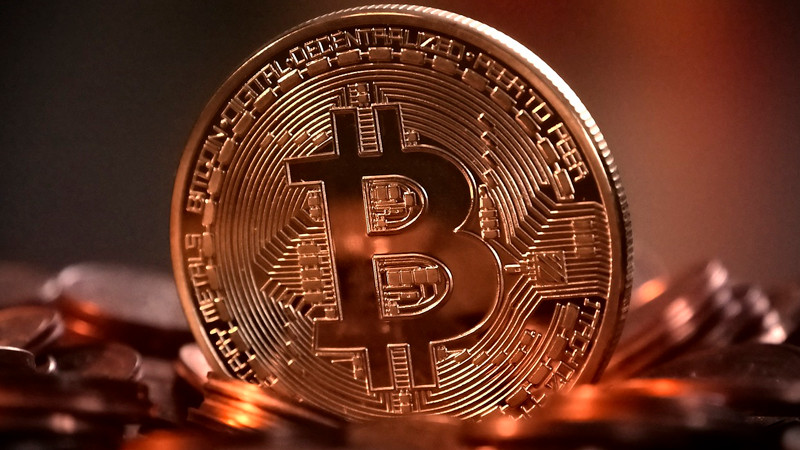 Trump ratifica primera legislación sobre criptomonedas 