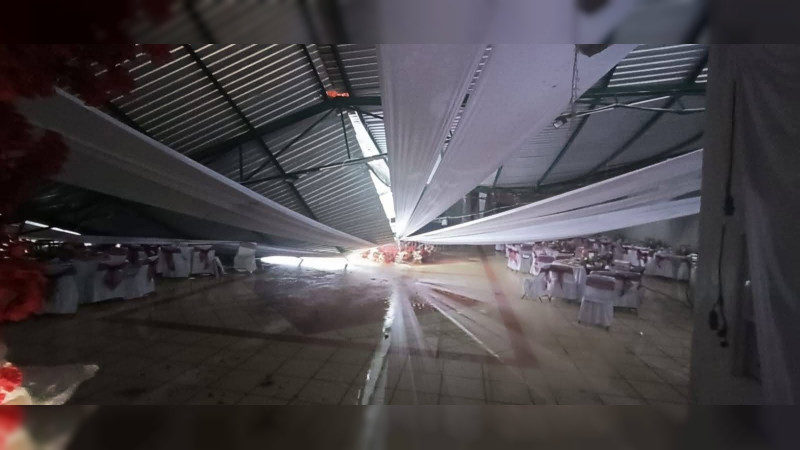 Granizo cubre de blanco Maravatío, Michoacán, y colapsa techo de salón de eventos durante boda 