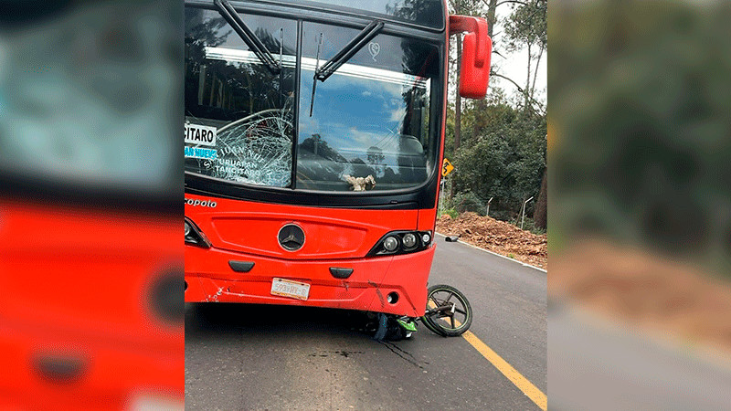 En Tancítaro, Michoacán muere motociclista al chocar contra un autobús 