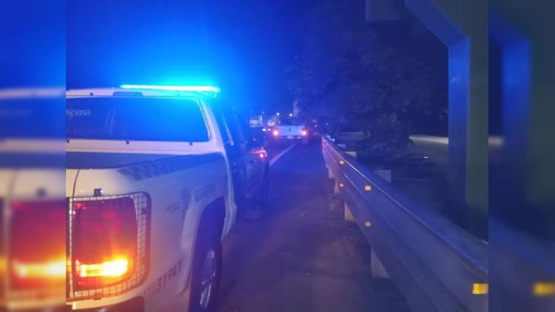Vuelca automóvil en la carretera Mil Cumbres-Morelia; saldo sin heridos pero con daños materiales considerables 