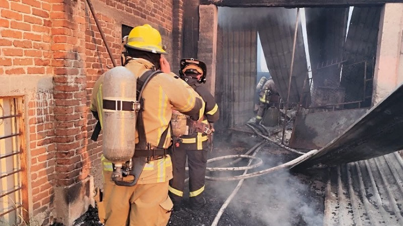 Bomberos de Morelia, Michoacán sofocan incendio de bodega; solo hubo daños materiales  