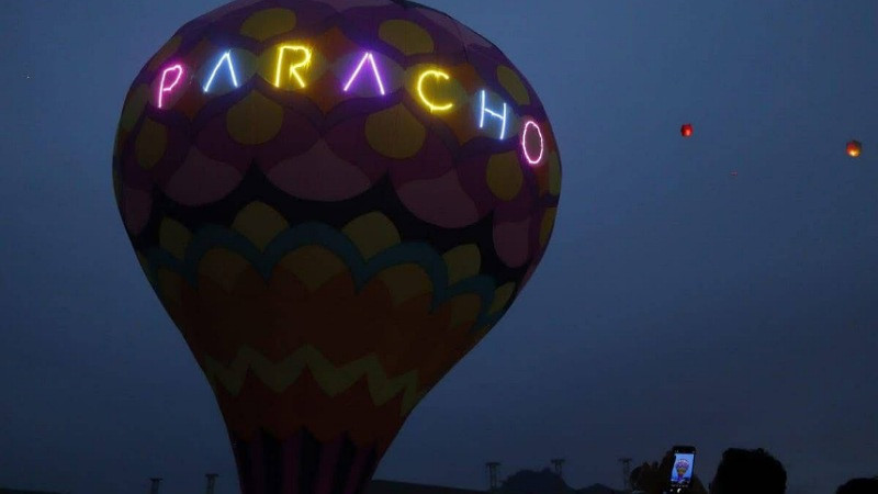Cielo de Paracho se llena de color con clausura del festival de globos de cantoya 