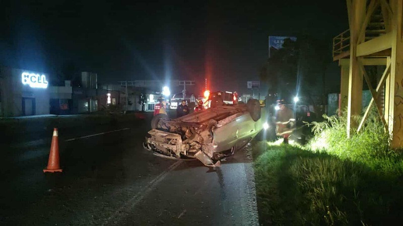 Vuelca conductor en Morelia, Michoacán 