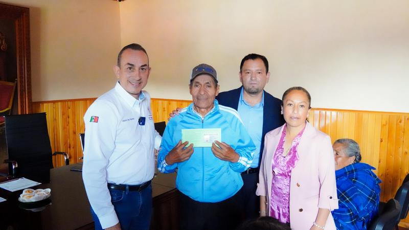 Semigrante cumple sueño de 22 adultos mayores de ver a su familia en EUA 