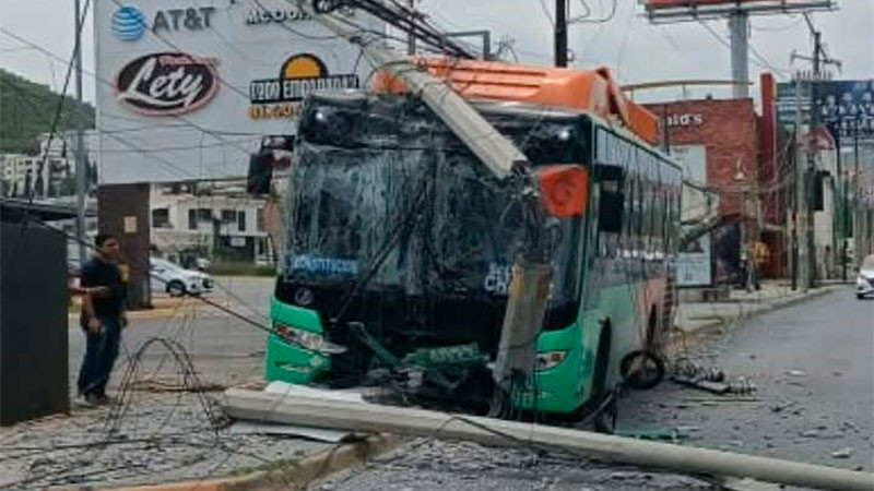 Camión de pasajeros se impacta contra postes de luz en Guadalupe, Nuevo León; hay 16 heridos 