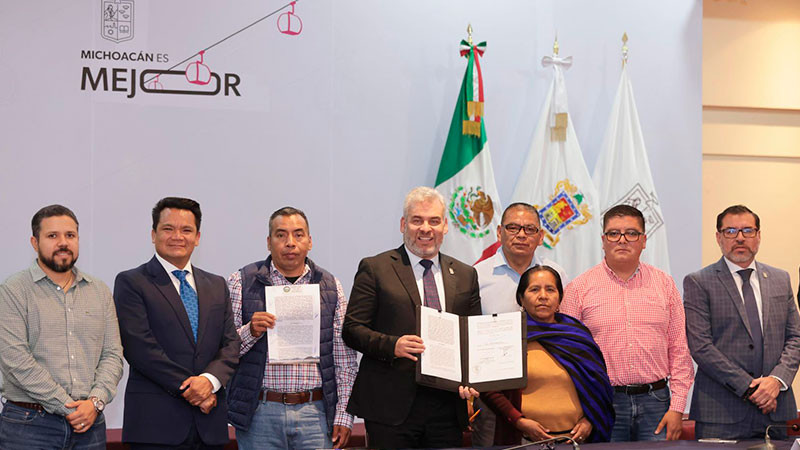Firma Bedolla y Concejo Mayor de Cherán convenio para reforzar ronda comunitaria 