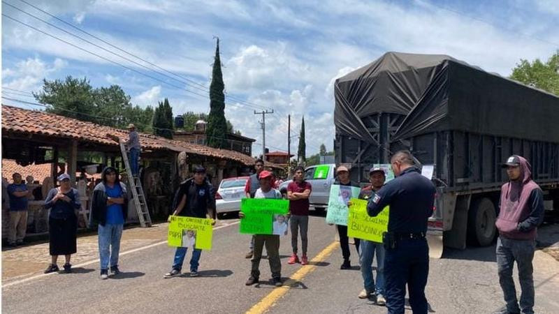 Habitantes de Tzintzuntzan, Michoacán, bloquean carretera a Pátzcuaro; exigen localizar a un desaparecido 