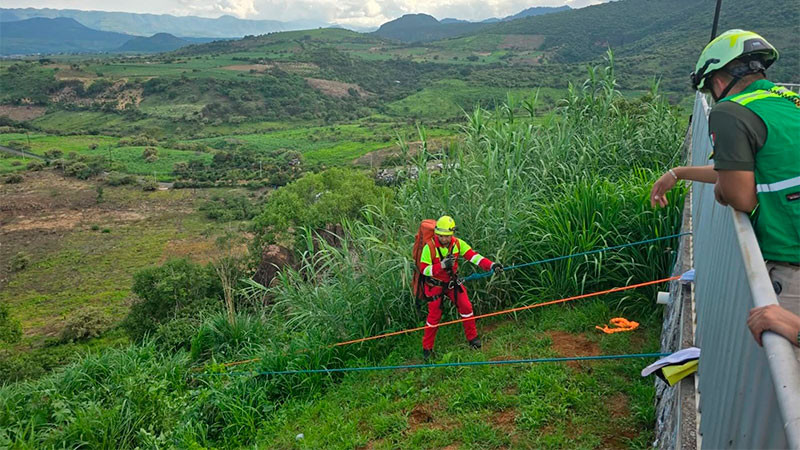 Rescatan en Tacámbaro, Michoacán a hombre que cayó en un barranco 