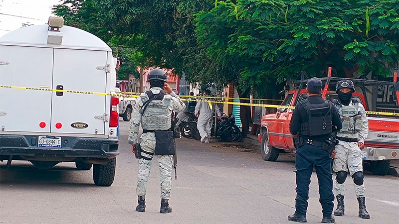 Ultiman a hombre dentro de un taller de biciletas en Celaya, Guanajuato 