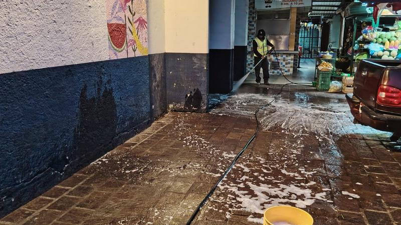 Gobierno de Morelia realiza acciones de limpieza profunda en Mercado Revolución 