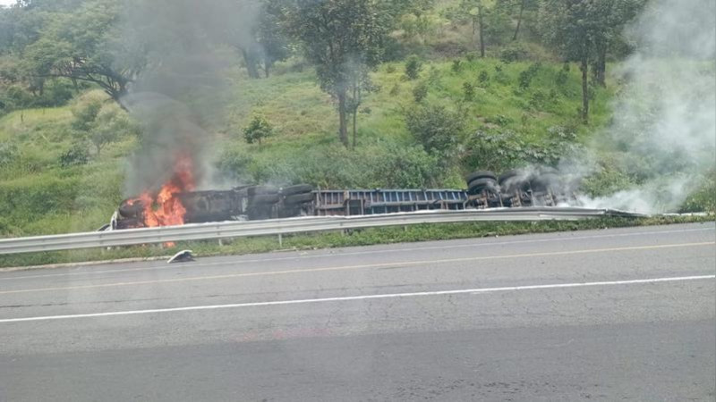 Trailero resulta lesionado al accidentarse en la autopista Siglo XXI 