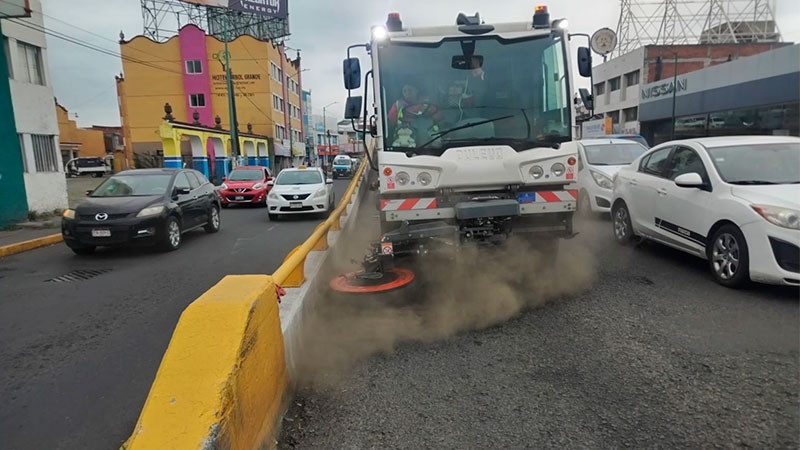 Gobierno de Morelia refuerza limpieza con barrido mecánico en Avenida Madero Poniente 
