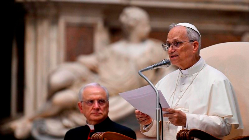 "Migrantes son mensajeros de esperanzas en un mundo de guerras", asegura papa León XIV 