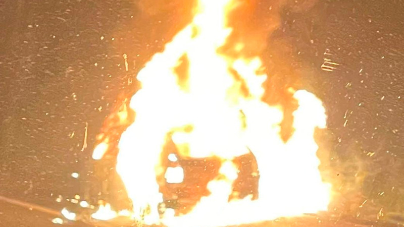 Vehículo se incendia en la Apatzingán-Cuatro Caminos; hay cuantiosos daños materiales 