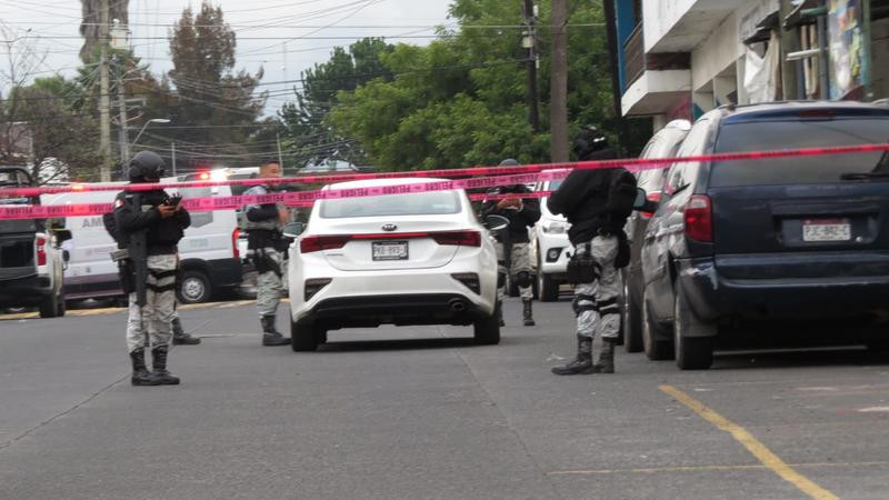 A tiros atacan a automovilista en Uruapan, Michoacán; familiares se lo llevan a hospital 