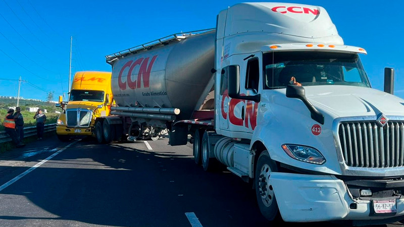 Choque múltiple en el libramiento noreste de Querétaro capital dejó solo daños materiales  