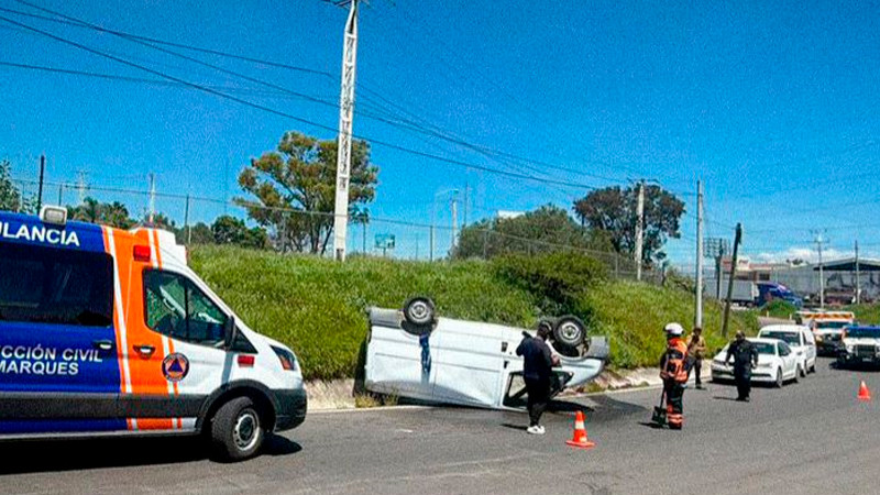 Aparatosa volcadura en la carretera a Los Cues, en Querétaro 