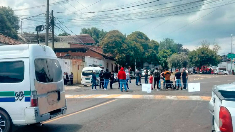 Familiares de hombre desaparecido bloquean entronque Pátzcuaro-Santa Clara; exigen su aparición con vida 